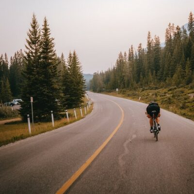 velo en descente a pleine vitesse | comparatif de roues carbone